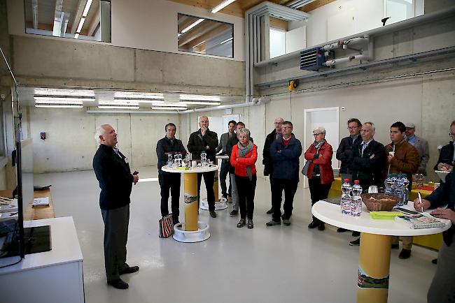 Projektleiter Anton Grub (links) erläutert das Projekt unter anderem einer Delegation des Gemeinderats von Agarn.