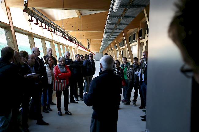 Blick in den Wintergarten der neuen Hühnerfarm, wo Micarna-Projektleiter Anton Grub interessierten Medien und Behörden die Funktionsweise der Anlage erklärt. 