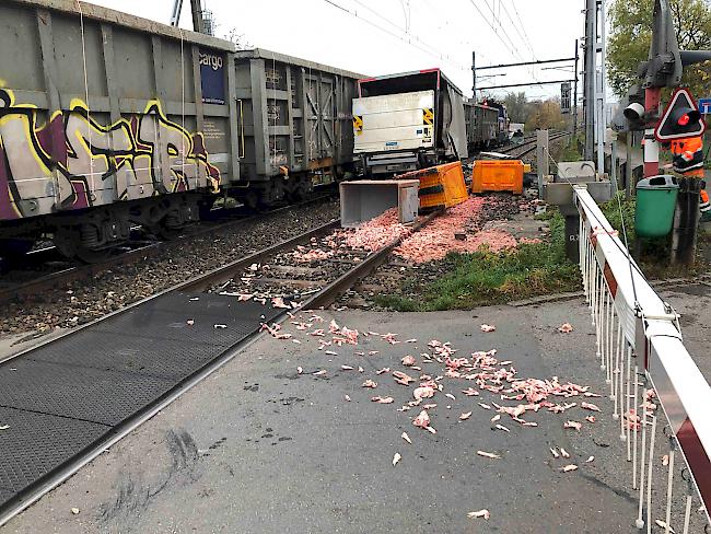 Am Mittwochnachmittag ist ein Güterzug in einen Lieferwagen geprallt.