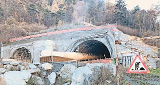 Augen zu und durch. Im Parlament will die Mehrheit von einem Baustopp am Riedberg nichts wissen.Foto wb
