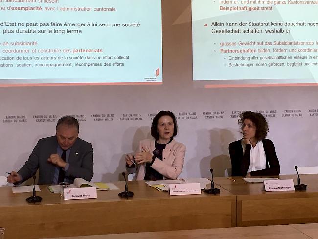 Agenda 2030. Haben ein nachhaltiges Wallis im Blick: Staatsrat Jacques Melly, Staatsratspräsidentin Esther Waeber-Kalbermatten und Christel Dischinger, Projektleiterin der Stiftung für die nachhaltige Entwicklung der Bergregionen.