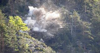 Naturgefahren. Weil sie eine potentielle Gefahr darstellen, m&uuml;ssen Felsbl&ouml;cke oberhalb der A9 in der Gondoschlucht kontrolliert zur Sprengung gebracht werden. (Symbolbild)