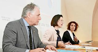 Strategen. Von links: Staatsrat Jacques Melly, Staatsratspr&auml;sidentin Esther Waeber-Kalbermatten und Christel Dischinger, Projektleiterin bei der Stiftung  f&uuml;r die nachhaltige Entwicklung der Bergregionen (FDDM).