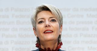 Karin Keller-Sutter an einer Medienkonferenz am Freitagabend