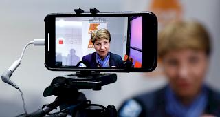 Als n&auml;chstes werden die Nominierten von den &uuml;brigen Fraktionen auf ihre Bundesratstauglichkeit gepr&uuml;ft. Im Bild: Viola Amherd gibt ein Interview.