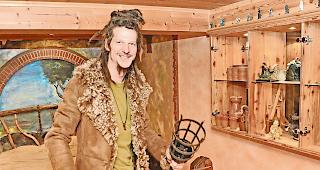 Im Fantasy-Fieber. Organisator Sascha Lauber, gewandet als Bard aus Tolkiens Hobbit, mit dem Pfeil, der den Drachen Smaug t&ouml;tete.Foto wb