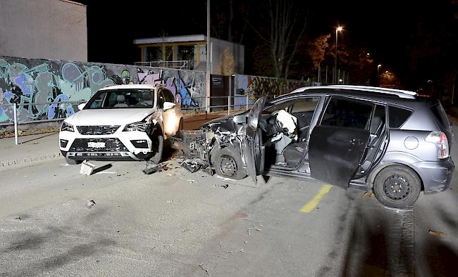 Bei einer seitlichen Frontalkollision eines zivilen Polizeifahrzeugs mit einem anderen Personenwagen sind am Freitagabend in Allschwil