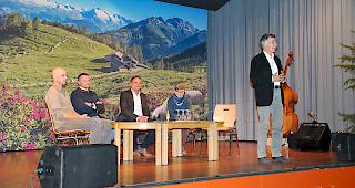 <b>Angeregt, aber sachlich.</b> Unter der F&uuml;hrung von Luzius Theler diskutierten der Pr&auml;sident der &laquo;Gruppe Wolf Schweiz&raquo; David Gerke, Pr&auml;sident des Walliser J&auml;gerverbandes Daniel Kalbermatter, Co-Pr&auml;sident &laquo;Lebensraum Schweiz ohne Grossraubtiere&raquo; und Gemeindepr&auml;sident von Lalden Georges Schnydrig und die Pr&auml;sidentin der Gr&uuml;nen Oberwallis Brigitte Wolf.