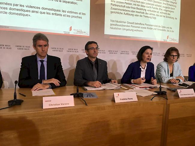 Stellten die sensibilisierungskampagne vor (von links): Christian Varone (Kommandant Kantonspolizei Wallis), Staatsrat Frederic Favre, Staatsratspräsidentin Esther Waeber-Kalbermatten und Isabelle Darbellay Metrailler.