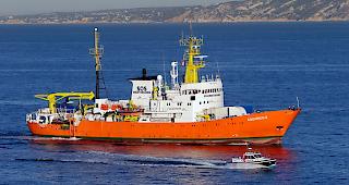 Die Hilfsorganisation SOS M&eacute;diterran&eacute;e beendet den Einsatz im Mittelmeer mit dem Fl&uuml;chtlingsrettungsschiff "Aquarius".