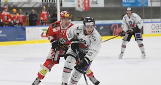 Winterthurs Silvan Hess (hinten) verfolgt den Visper Dario Burgener.