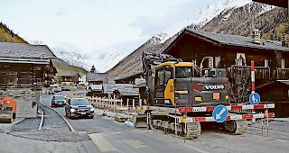 Die Arbeiten sind im Zeitplan. In diesen Tagen wird der erste Teil der Sanierung der Strasse in Kippel abgeschlossen.