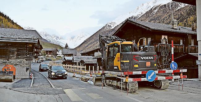 Die Arbeiten sind im Zeitplan. In diesen Tagen wird der erste Teil der Sanierung der Strasse in Kippel abgeschlossen.