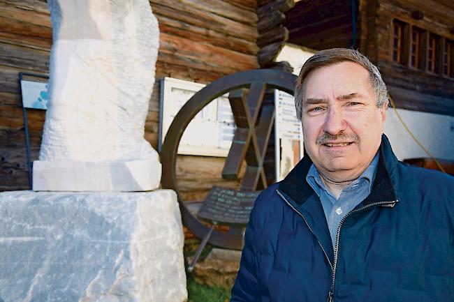 Gregor Zenhäusern vor dem Denkmal «Rütli der Schweizer Frau».