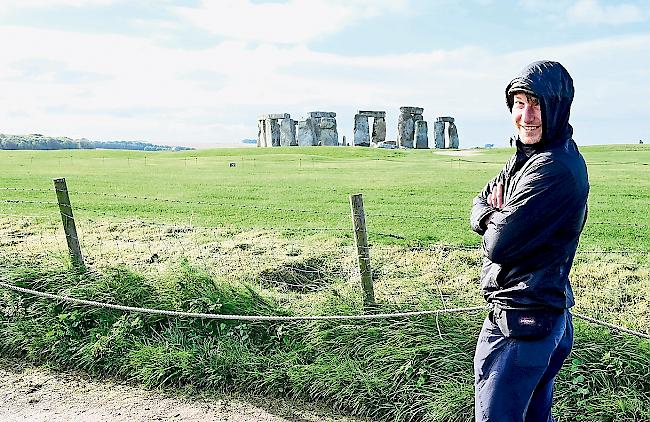 England. Warten auf eine Mitfahrgelegenheit bei Stonehenge.