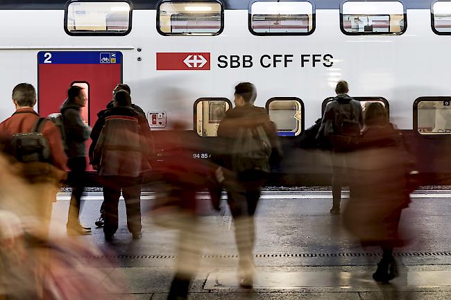 Rauchfreie Bahnhöfe. Ab 1. Juni 2019 werden für die rauchenden Kundinnen und Kunden neu, je nach Grösse oder Länge der Perrons, bis zu zwei Raucherbereiche pro Perron eingerichtet.