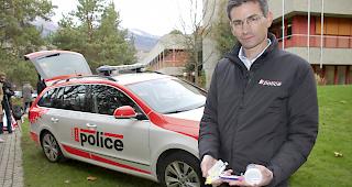 Gut ausger&uuml;stet. Polizeisprecher St&egrave;ve L&eacute;ger pr&auml;sentiert Utensilien f&uuml;r Alkohol- und Drogentests, welche die mobilen Polizeieinheiten stets mit sich f&uuml;hren.&nbsp; Foto wb