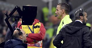 Unterst&uuml;tzung. Ab der Saison 2019/20 kommt der Videoschiedsrichter auch in der Schweizer Super League zum Einsatz.