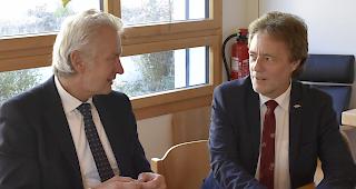 Besitzerwechsel?.&nbsp;Der Leuker Gemeindepr&auml;sident Martin L&ouml;tscher (links) und Thomas Gsponer, Pr&auml;sident der Stiftung St. Josef, sind sich einig: Ein Besitzerwechsel des Ringacker-Heims w&uuml;rde Sinn machen.&nbsp; Foto wb