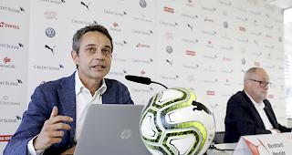 Reformbedarf. Bernhard Heusler (links) spricht gemeinsam mit SFV-Pr&auml;sident Peter Gilli&eacute;ron an einer Medienkonferenz &uuml;ber neue Strukturen rund um das Schweizer Nationalteam.