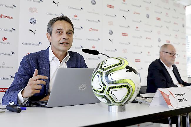 Reformbedarf. Bernhard Heusler (links) spricht gemeinsam mit SFV-Präsident Peter Gilliéron an einer Medienkonferenz über neue Strukturen rund um das Schweizer Nationalteam.