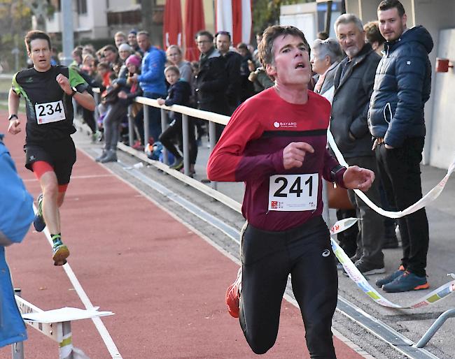 Tagessieger Guido Heynen nach der Spurtentscheidung im Ziel, die Walliser Crosslauf-Saison ist lanciert.