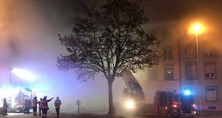 L&ouml;scharbeiten der Feuerwehr nach dem Ausbruch eines Feuers in einem Mehrfamilienhaus in Solothurn.