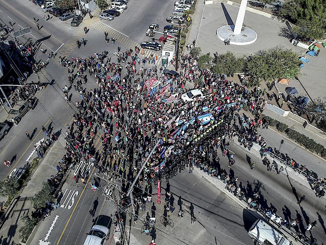 Legende. Laut Behördenangaben sind derzeit in Mexiko rund 8200 Menschen aus Mittelamerika unterwegs. Rund 7400 von ihnen befanden sich zuletzt in Mexicali und Tijuana.