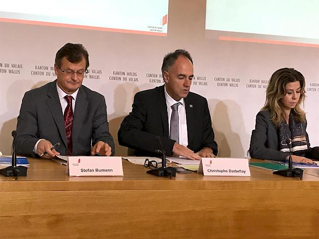Stefan Bumann, Chef der Dienststelle für Hochchhulwesen, Staatsrat Christophe Darbellay und Hélène Gapany Savoiz, Adjunktin Dienststelle für Hochschulwesen stellen in Sitten den kantonalen Hochschulbericht 2018 vor.