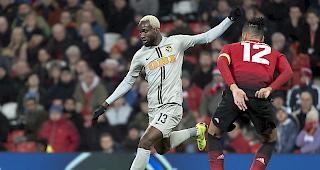 Ngamaleu im Laufduell mit Smalling: YB verpasste gegen Manchester United den Punktgewinn hauchd&uuml;nn.