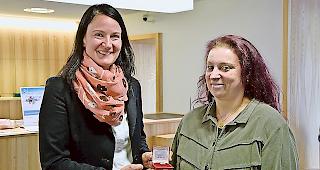 Michaela Julier Pfaffen (links) &uuml;berreicht Sonja Kreuzer ihren Preis.