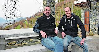 Roger (links) und Michel Vouilloz auf ihrer Pergola.