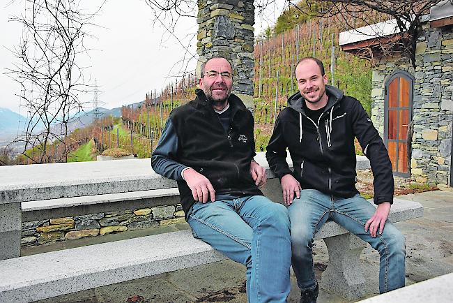 Roger (links) und Michel Vouilloz auf ihrer Pergola.