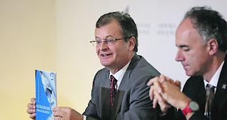 Klare Position. Stefan Bumann, Chef der Dienststelle f&uuml;r Hochschulwesen, und Staatsrat Christophe Darbellay pr&auml;sentieren den Hochschulbericht 2018.