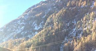 R&auml;umungsarbeiten. Man geht davon aus, dass die Strasse am Nachmittag wieder ge&ouml;ffnet werden k&ouml;nnte. 