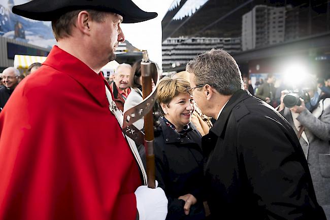 Warmer Empfang. Auch Bundesratskandidatin Viola Amherd gratulierte Ständeratspräsident Jean-René Fournier.