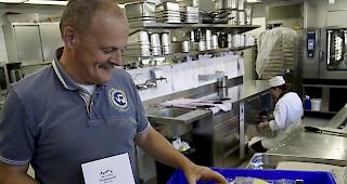 Freude bei den Bewohnern und der Heimleitung. Die K&auml;seviertel wurden dankend von den Alters- und Pflegeheimen entgegen genommen.