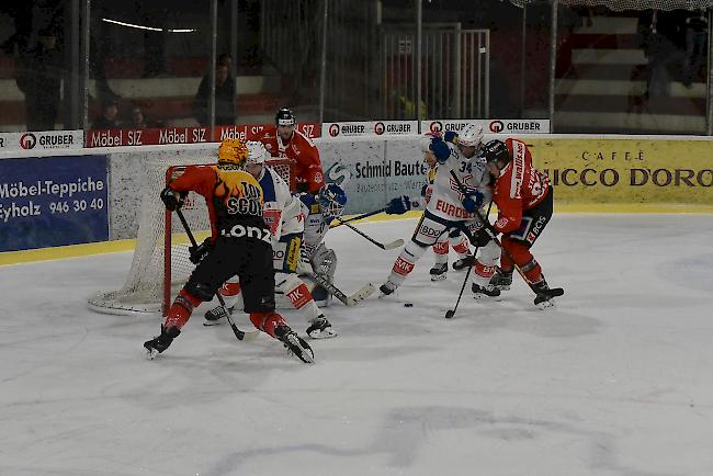 Die Visp-Stürmer Jules Sturny (98) und Mark Van Guilder (vorne) können sich gegen die Kloten-Abwehr und dessen Goalie van Pottelberghe nicht durchsetzen.