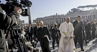 Keine grundlegende &Auml;nderungen.&nbsp;Papst&nbsp;Franziskus spricht sich gegen die Diskriminierung von Schwulen und Lesben aus. Das Kirchenoberhaupt sagt aber auch: &laquo;Im geweihten Leben und im priesterlichen Leben hat diese Art von Zuneigung keinen Platz.&raquo;