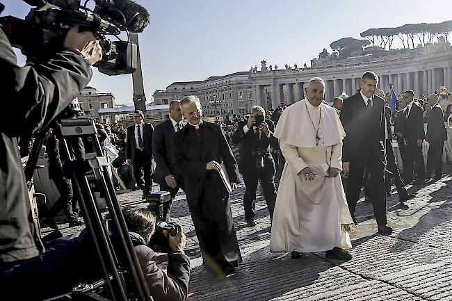 Keine grundlegende Änderungen. Papst Franziskus spricht sich gegen die Diskriminierung von Schwulen und Lesben aus. Das Kirchenoberhaupt sagt aber auch: «Im geweihten Leben und im priesterlichen Leben hat diese Art von Zuneigung keinen Platz.»