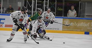 Visps Sandro Wiedmer (Mitte) im Sturzflug gegen Thurgau-St&uuml;rmer David Rattaggi.