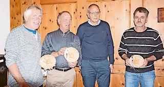 Ehrungen. Von links: Andy Schwery, Beat Imhof, Lukas Casanova, Braunvieh Schweiz, und Max Gurten.