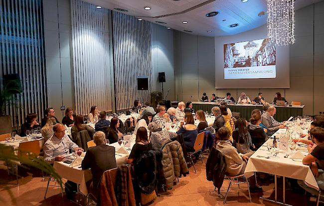 Sieben Neumitglieder wurden anlässlich der Generalversammlung in den Visper Theaterverein aufgenommen.