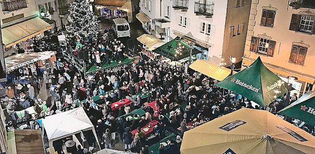 Adventsstimmung am Visper Weihnachtsmarkt. Foto zvg