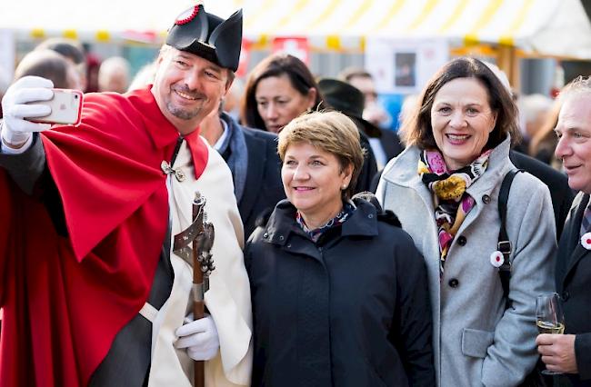 Staatsratspräsidentin Esther Waeber-Kalbermatten freut sich über die Wahl von Viola Amherd in den Bundesrat. (Archiv)