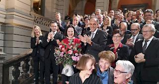 Viola Amherd im Kreis der Walliser Delegation und umringt von Nichte Lia und Cousine Denise.