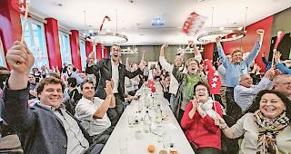 &Uuml;berw&auml;ltigt. Der Jubel war gross, nachdem das Resultat festsand (oben). Viola Amherd nahm nach ihrer Wahl auf dem Bundesplatz die Gl&uuml;ckw&uuml;nsche ihrer Fans entgegen (rechts). Edith Nanzer-Hutter, Imelda Ruppen, Elisabeth Fischer und alt Staatsrat Jean-Michel Cina stossen mit einem Glas Wein auf den historischen Wahlsieg an (linkes Bild  von links). Fotos wb