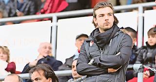 Den &Uuml;berblick behalten. Sportchef Barth&eacute;l&eacute;my Constantin, &laquo;mit &uuml;ber 30 Spielern ist das Kader  zu gross geworden&raquo;.Foto Keystone