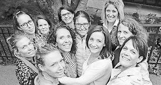 Elternforum. Der Vorstand des im November gegr&uuml;ndeten Forums mit Sonja Sarbach-Schalbetter (hinten ganz rechts)  und der stellvertretenden Schulleiterin der Primarschule und Orientierungsschule Zermatt Tanja Fux (vorne rechts).