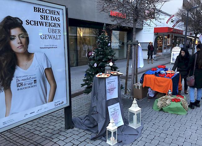 Die Regionalgruppe gegen häusliche Gewalt hat am Freitag in der Visper Bahnhofsstrasse eine Strassenaktion durchgeführt.